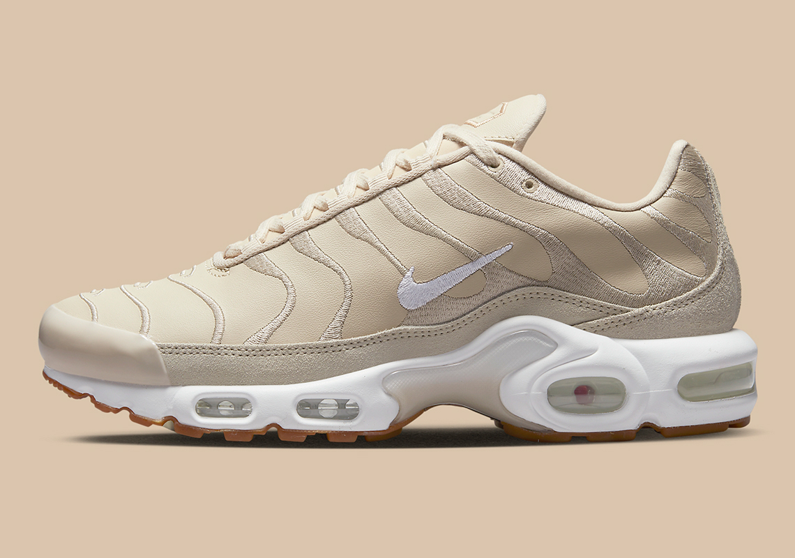 tan nike air max plus