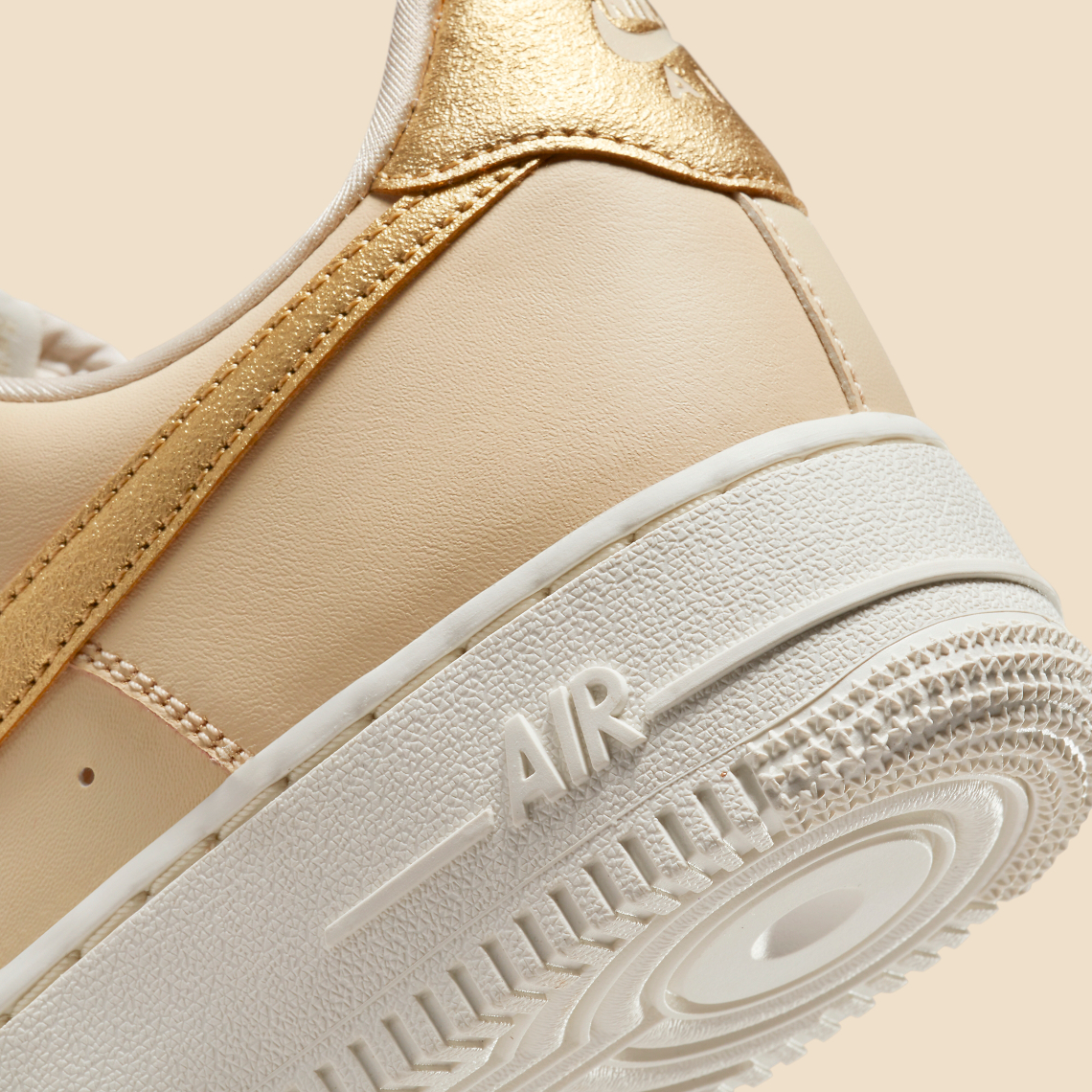 Tênis Nike Air Force 1 Essential Beige Gold - L&G Authentic - Loja  referência em vendas de Sneakers