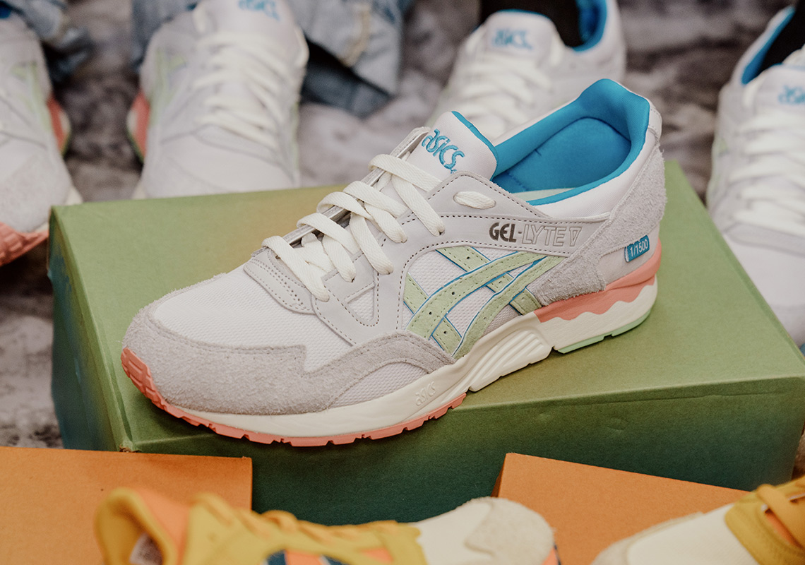 Asics cross stripe on side panel Charlotte Lab School Grey 1