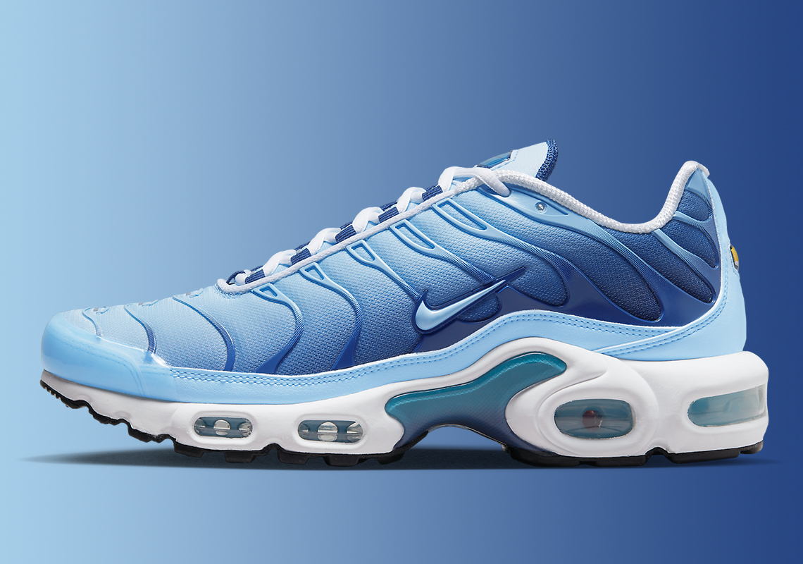 “University Blue Gradient” Washes Over The Nike Air Max Plus