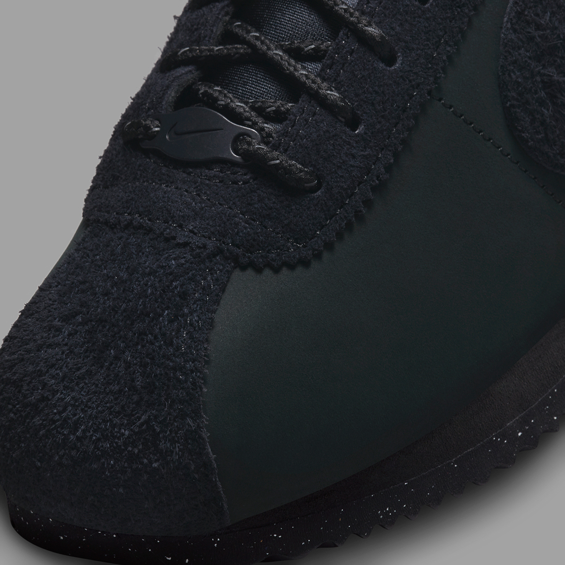 All black deals nike cortez