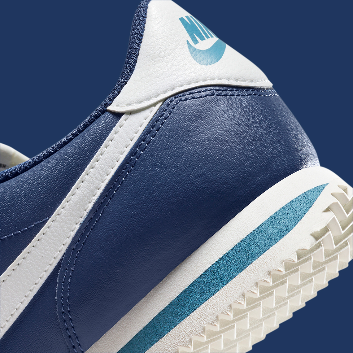 Navy blue best sale nike cortez