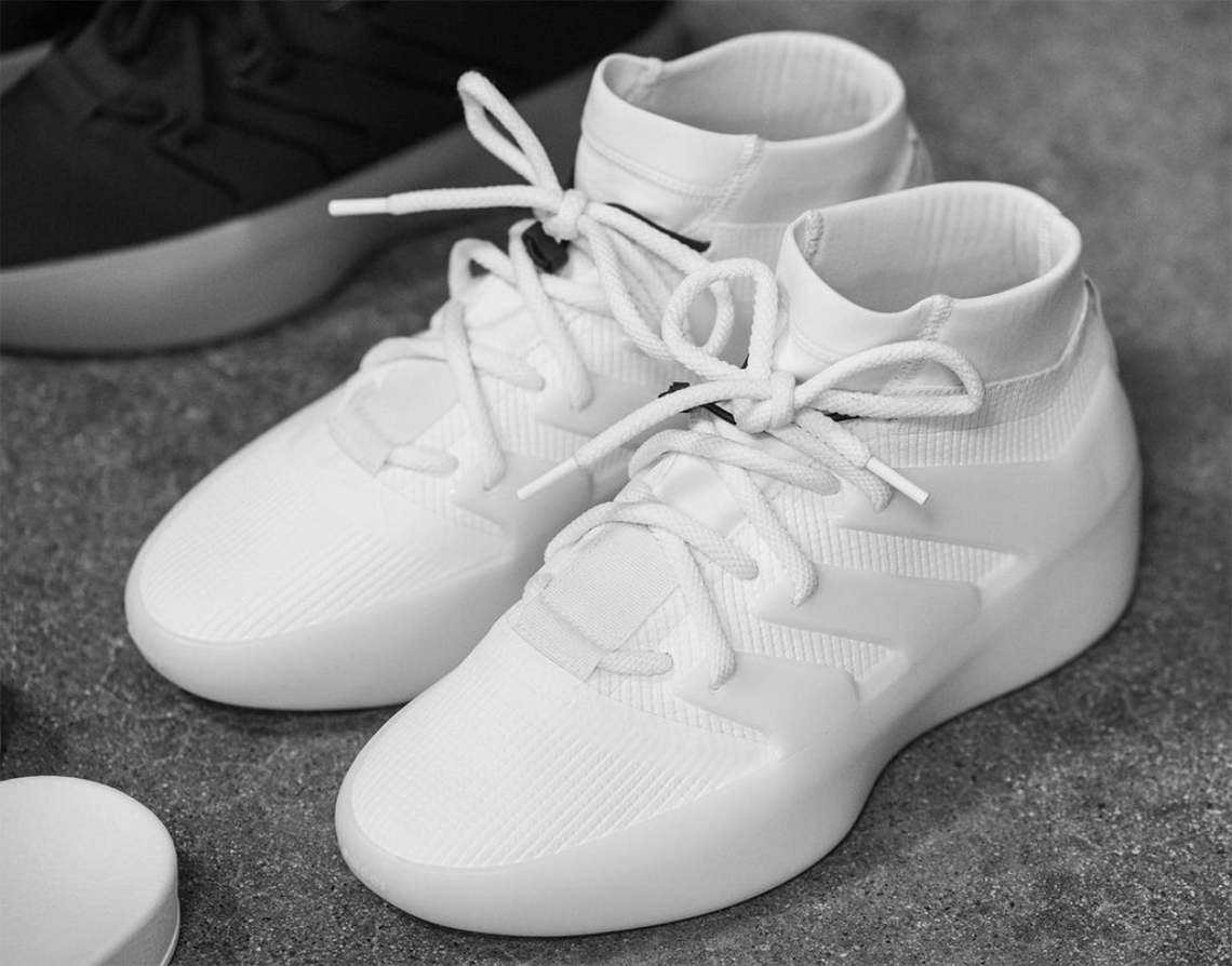 Dramaturgo Sollozos Arte Fear Of God adidas Basketball Sneaker 2023 | SneakerNews.com