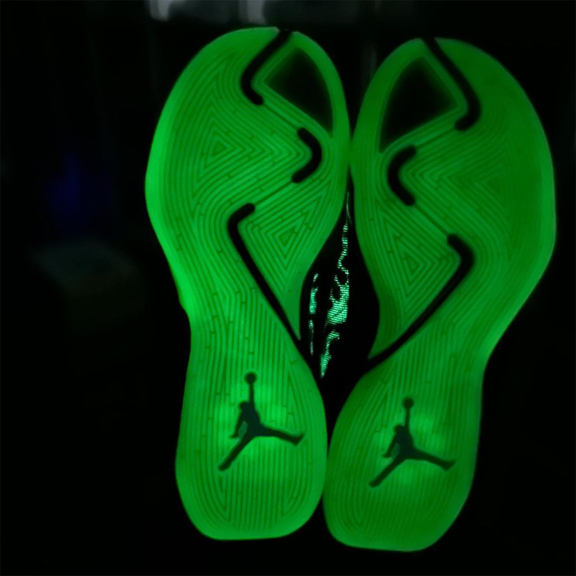 Brand new Nike Air Jordan WMNS 1 Retro High OG Royal Toe Glow In The Dark 1