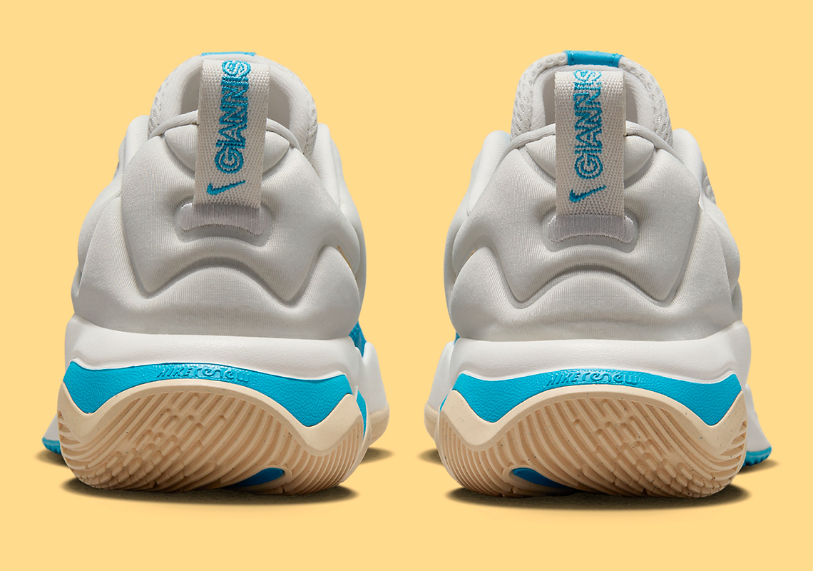 Basket NIKE beige et turquoise