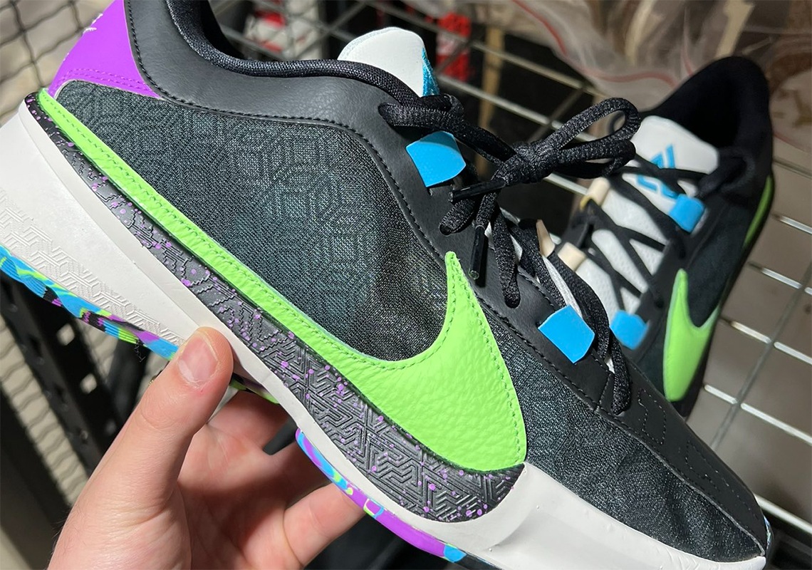 Lejos cinta Buzo Nike Zoom Freak 5 "Black/Purple/Green" DX4985-002 | SneakerNews.com