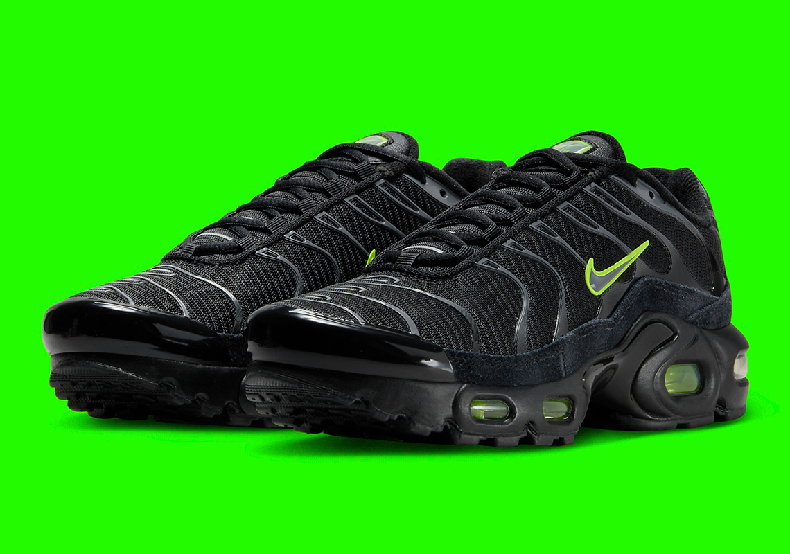 “Black” And “Volt” Share This Kid’s Nike Air Max Plus