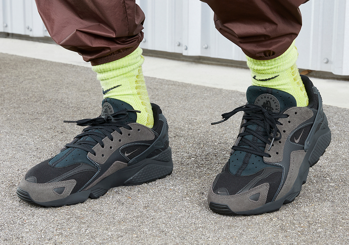 The Nike Air Huarache Runner Gets Stealthy In "Anthracite/Black"