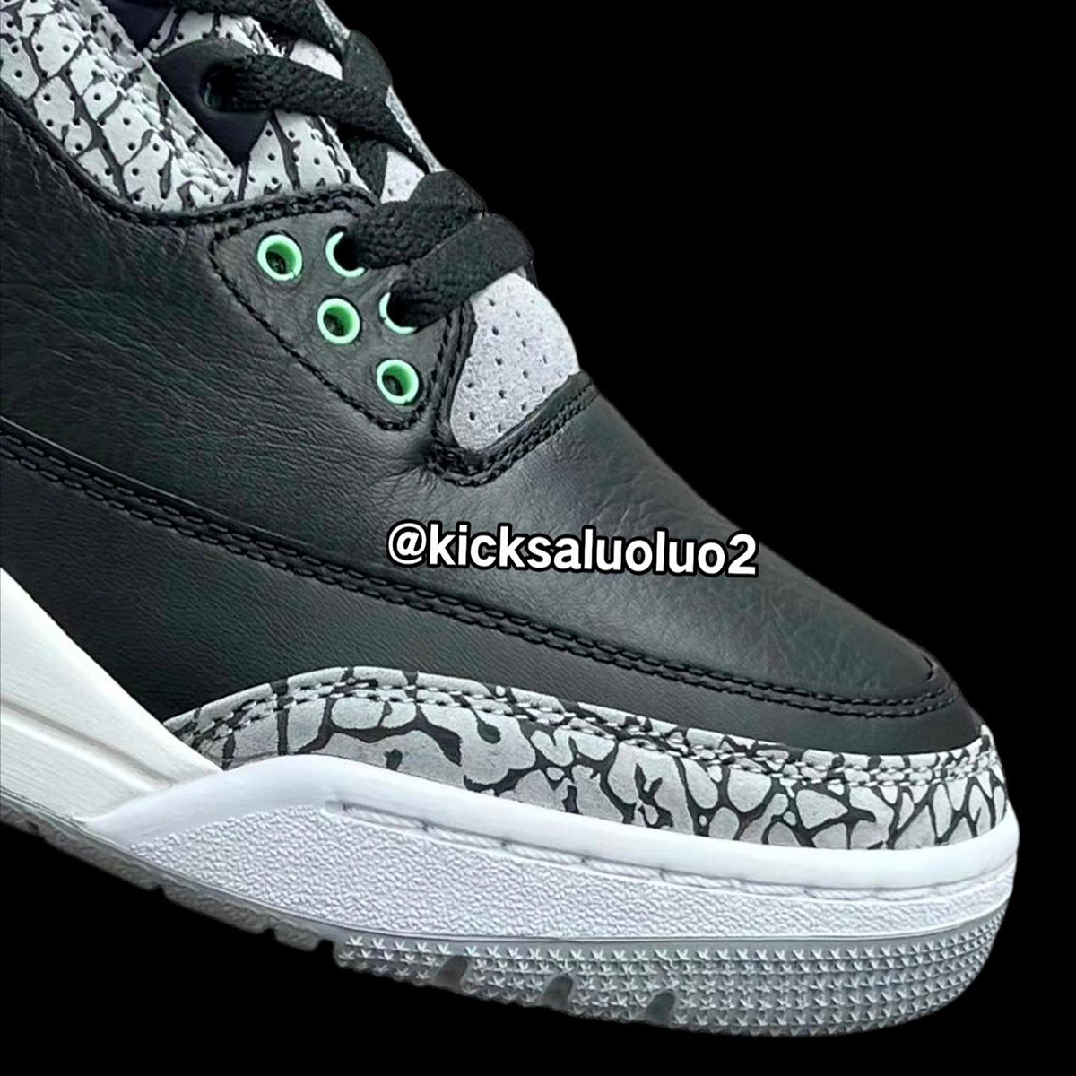 Air Jordan 3 Retro OG "Black Cement" 2018 Green Glow Ct8532 031 4
