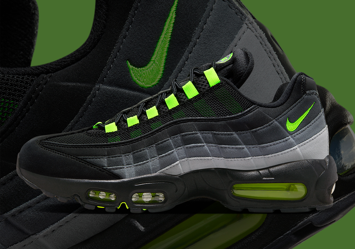 This Nike Air Max 95 Puts The "Neon" Colorway's Gradient In Reverse