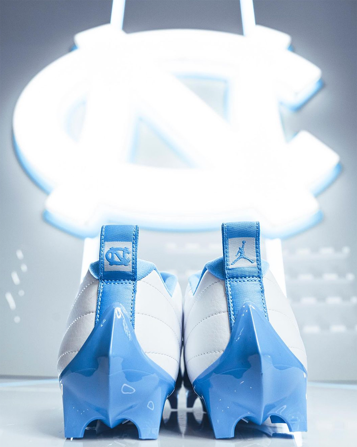 jordan flight runner white black anthracite metallic silver Unc Tar Heels Football Pe Cleats 3