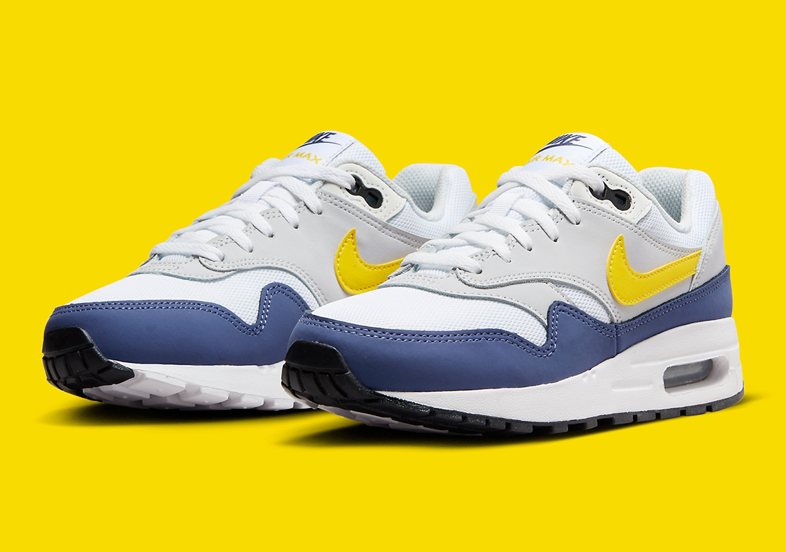 A Kid's Nike Air Max 1 Appears With "Navy" Mudguards