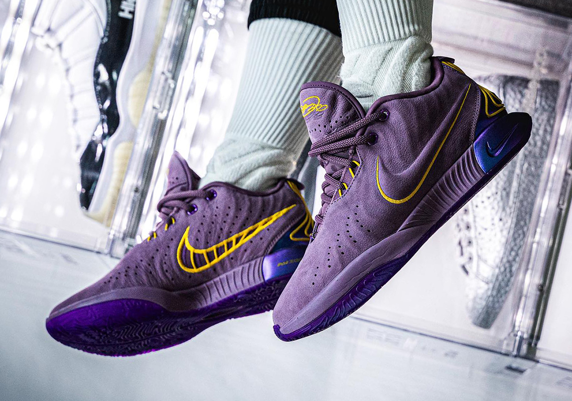 Lebron james cheap purple shoes