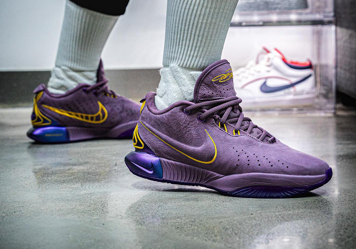 Lebron james sales purple shoes