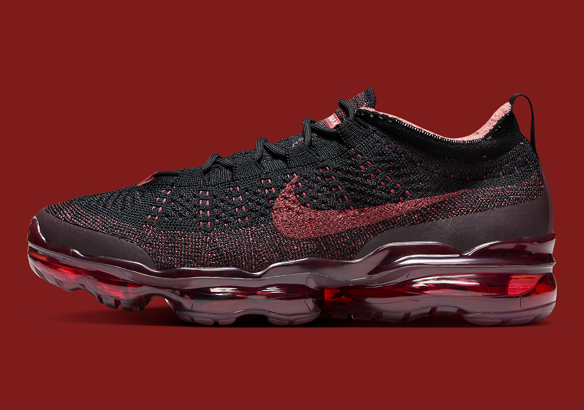A Classic “Black/Red” Finish Takes On The Nike Vapormax 2023 Flyknit