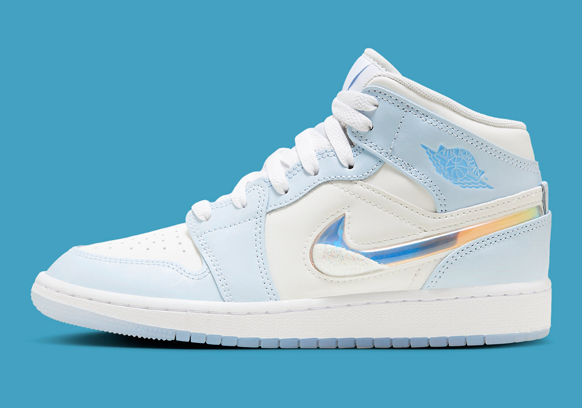 Cette Air Jordan 1 Mid pour enfants emballe son Swoosh avec une poignée