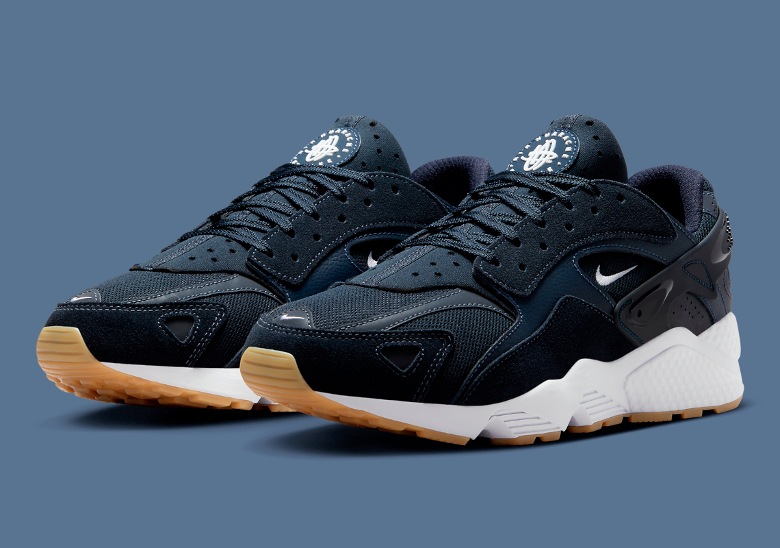 The Nike Air Huarache Runner Reappears In "Midnight Navy"