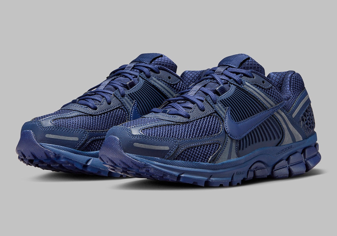 A "Triple Navy" Treatment Touches Down On The Nike Zoom Vomero 5