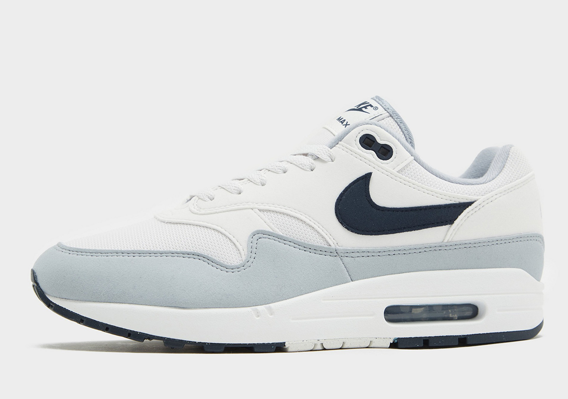 Nike’s Air Max 1 Adds A “Pure Platinum/Dark Obsidian” Outfit To Its Catalog