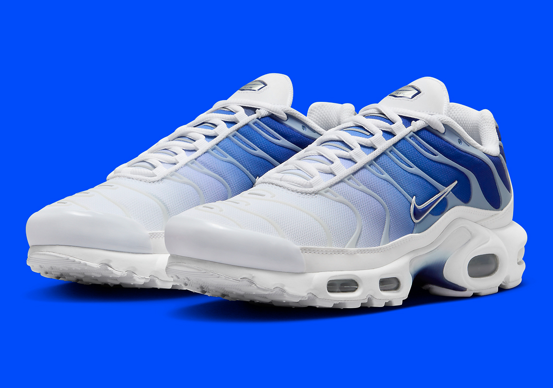 A Blue-Based Gradient Lays Claim to the Nike Air Max Plus