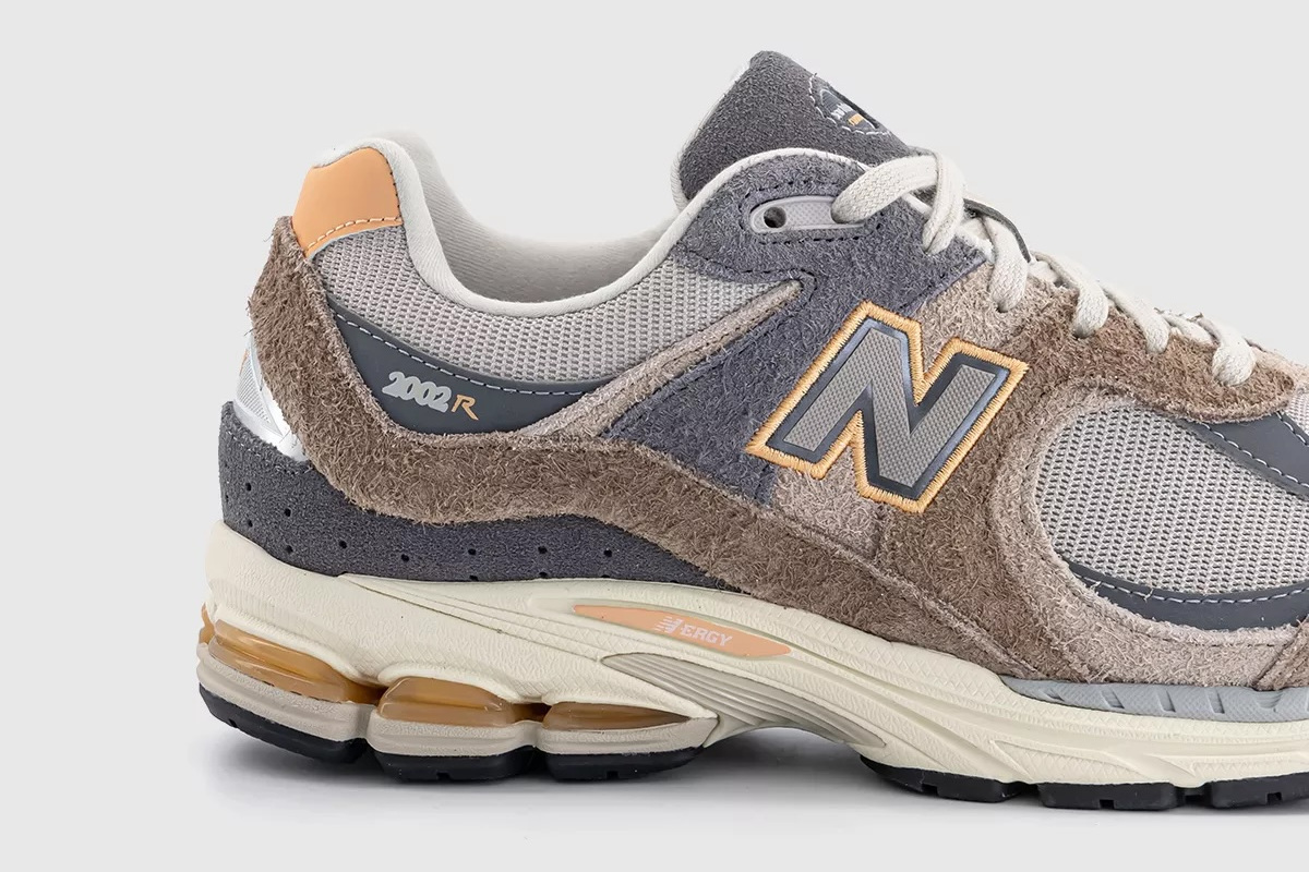 The Uomo New Balance Tekela v3 Magique TF Thunder Bleached Lime Glo Reappears In Shades Of Grey And Brown