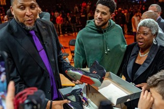 Devin Booker Gifts Shawn Marion His Own Air Jordan Damen 5 PE From 2006/2007