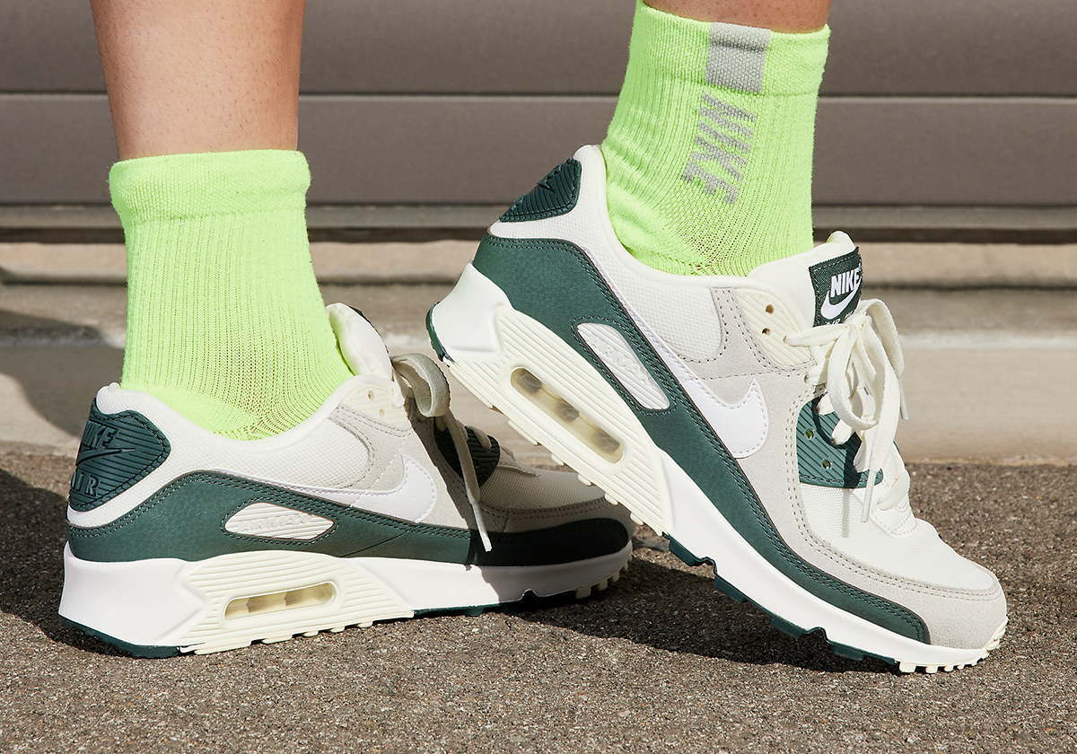 "Vintage Green" Composes The Latest Women's Nike Air Max 90