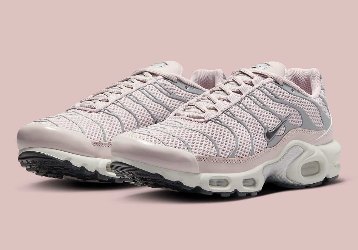 The Air Max Plus WMNS Dresses In Light Pink