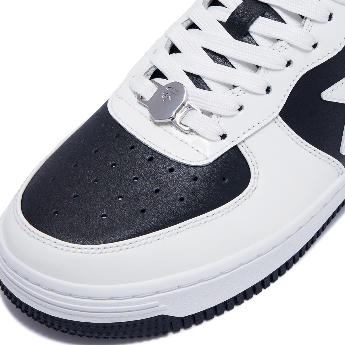 Van deze zwarte variant komt ook een Nike SB Dunk Hight uit Patent Leather White Black 3