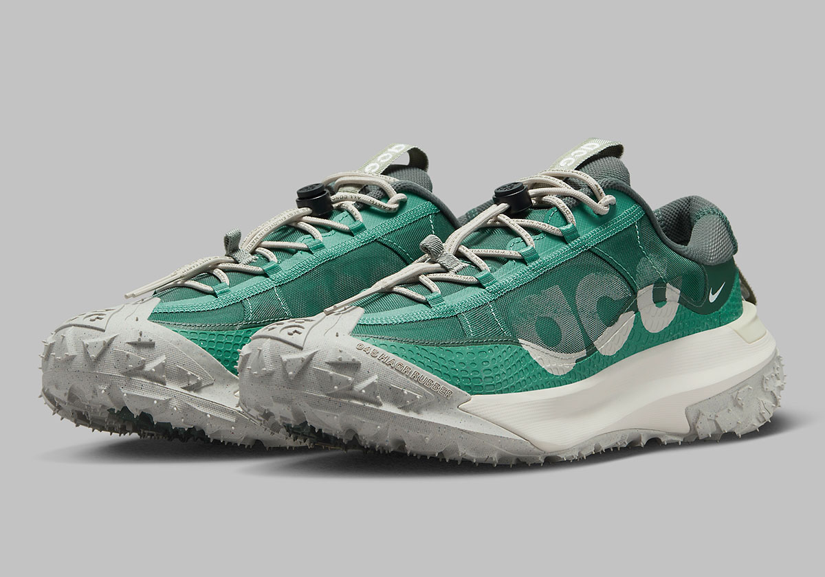 The Nike jeans ACG Mountain Fly Low Returns In “Green/Grey” For Spring