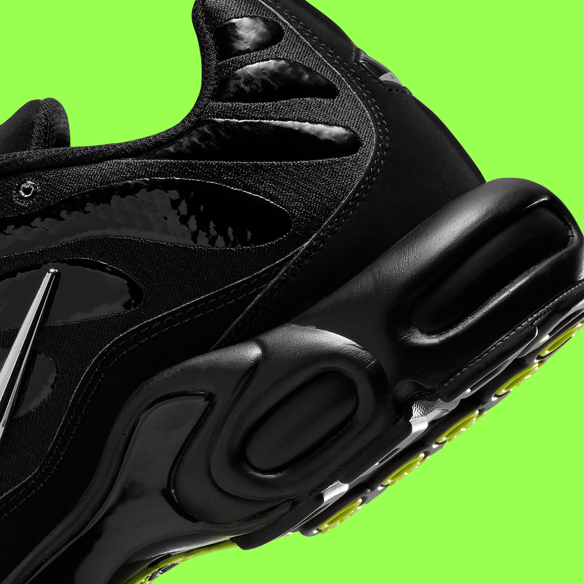 airmax plus black volt