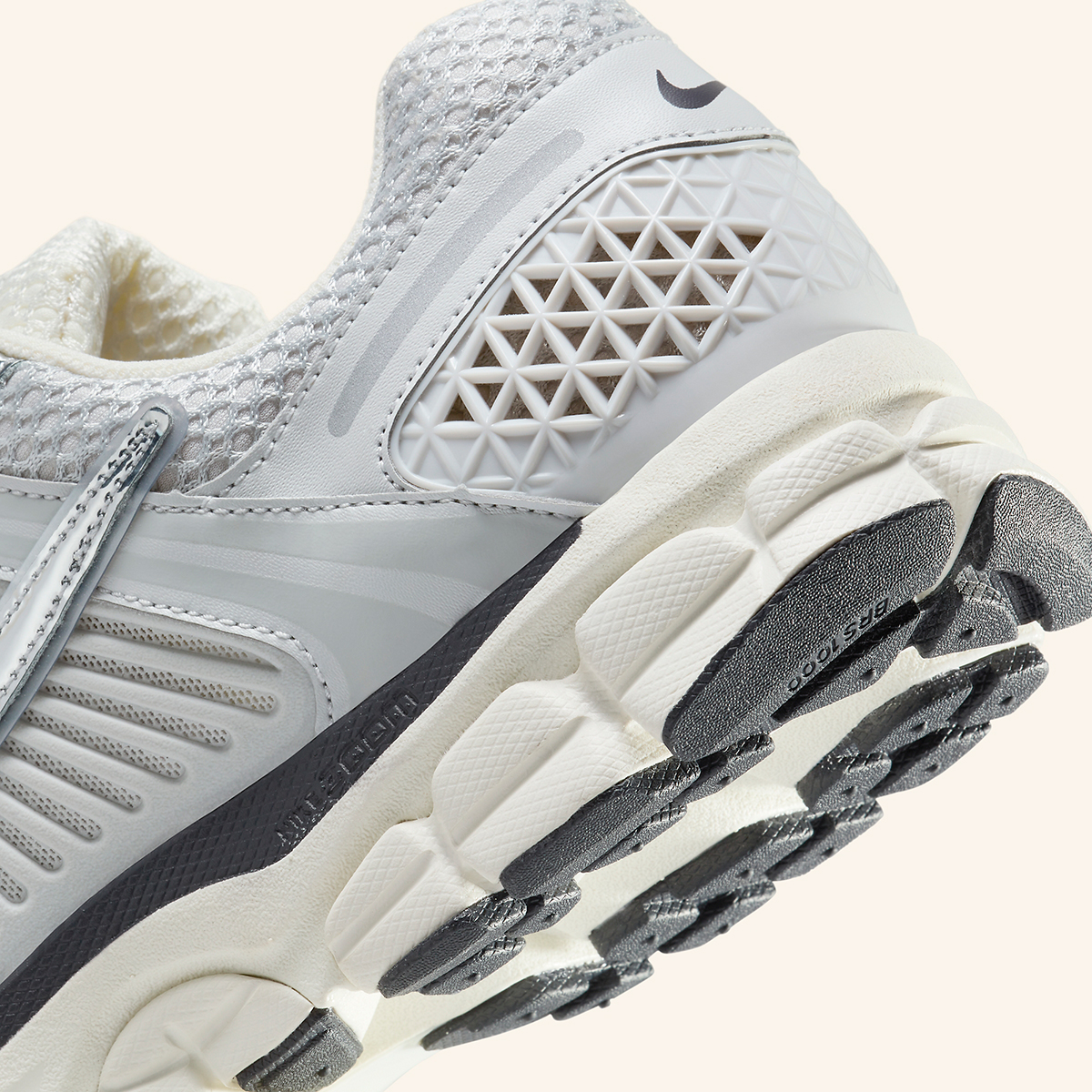 Nike Tall Tech fleece joggingbroek in grijs Summit White Metallic Silver Hj3758 001 5