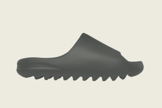 Nike Air Zoom-Type Revival trainers in black The adidas Yeezy Slide “Dark Onyx”