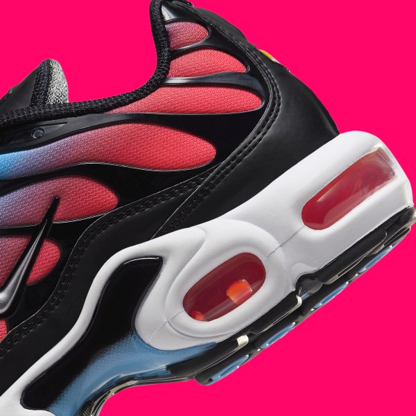 black and pink air max plus