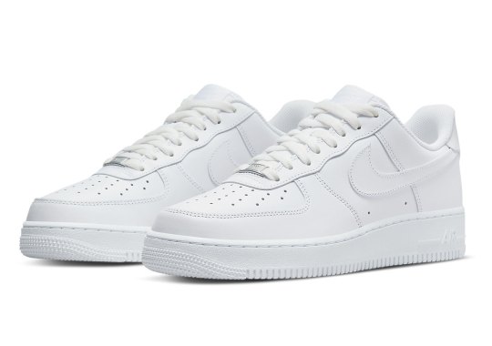 nike cleaner pulling air force 1