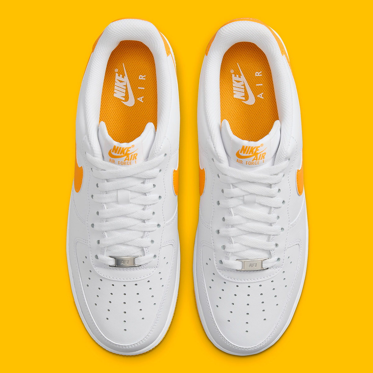 Nike Sandfarvede joggingbukser med tætsiddende buksekanter og farveblokke Low White University Gold Fj4146 105 1