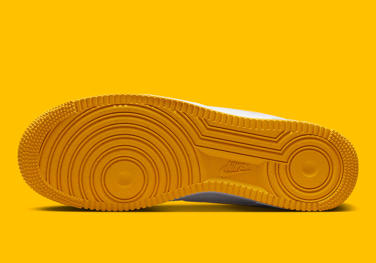 Nike Sandfarvede joggingbukser med tætsiddende buksekanter og farveblokke Low White University Gold Fj4146 105 3