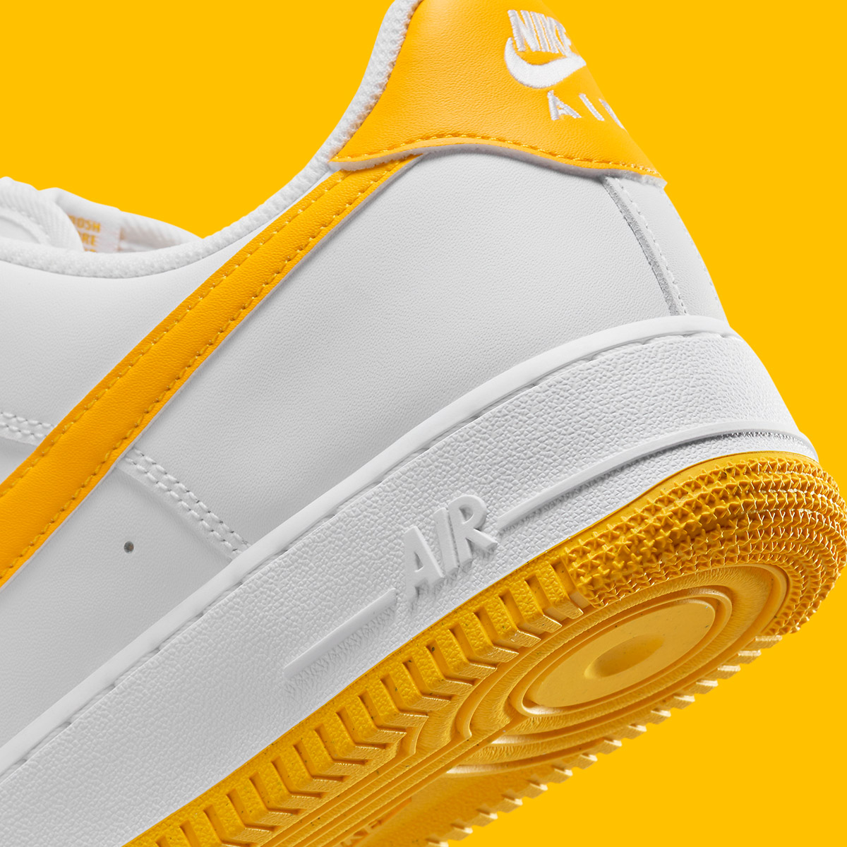 Nike Sandfarvede joggingbukser med tætsiddende buksekanter og farveblokke Low White University Gold Fj4146 105 8