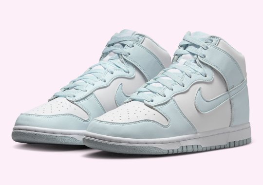 The Nike trainers Dunk High Cools Off In "Glacier Blue"