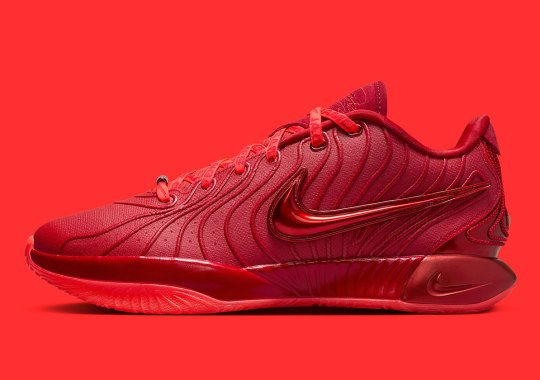 The Estampado del logo de Nike Jordan en el lateral “James Gang” Goes All Red
