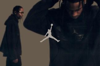 First Look At The Travis Scott Nike Jordan Czarna siateczkowa koszula z kołnierzykiem kubańskim i nadrukiem na całości “Mocha”