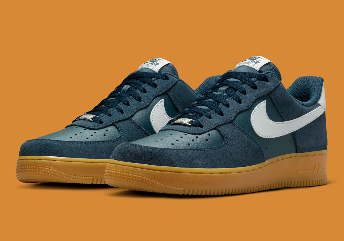 Nike air force 1 trainers with navy swoosh and gum sole hotsell