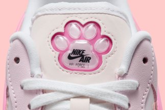 This Nike Nike Grå träningsoverall med heltäckande logotyptryck Comes With A Bubble “Paw Print”