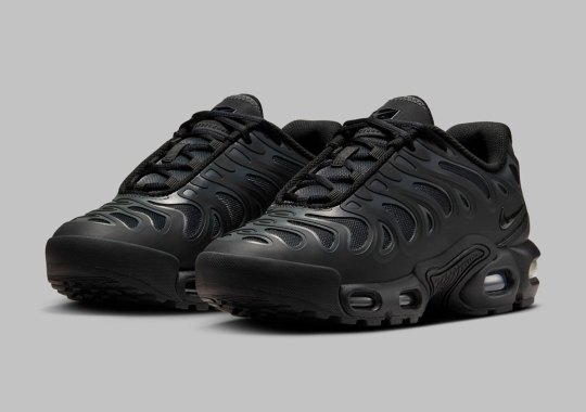 Nike Rolls Out A "Triple Black" Air Max Plus Drift For Kids