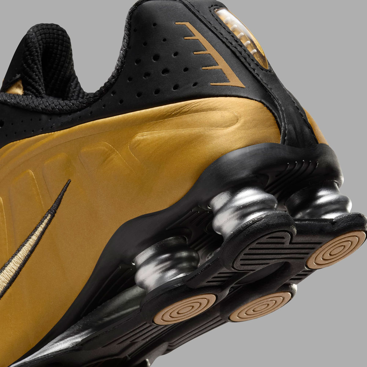 Nike Shox R4 Black Metallic Gold Metallic Silver Ar3565 005 5