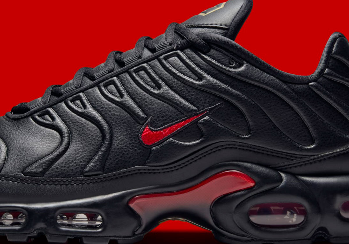 Nike air max plus black university red best sale