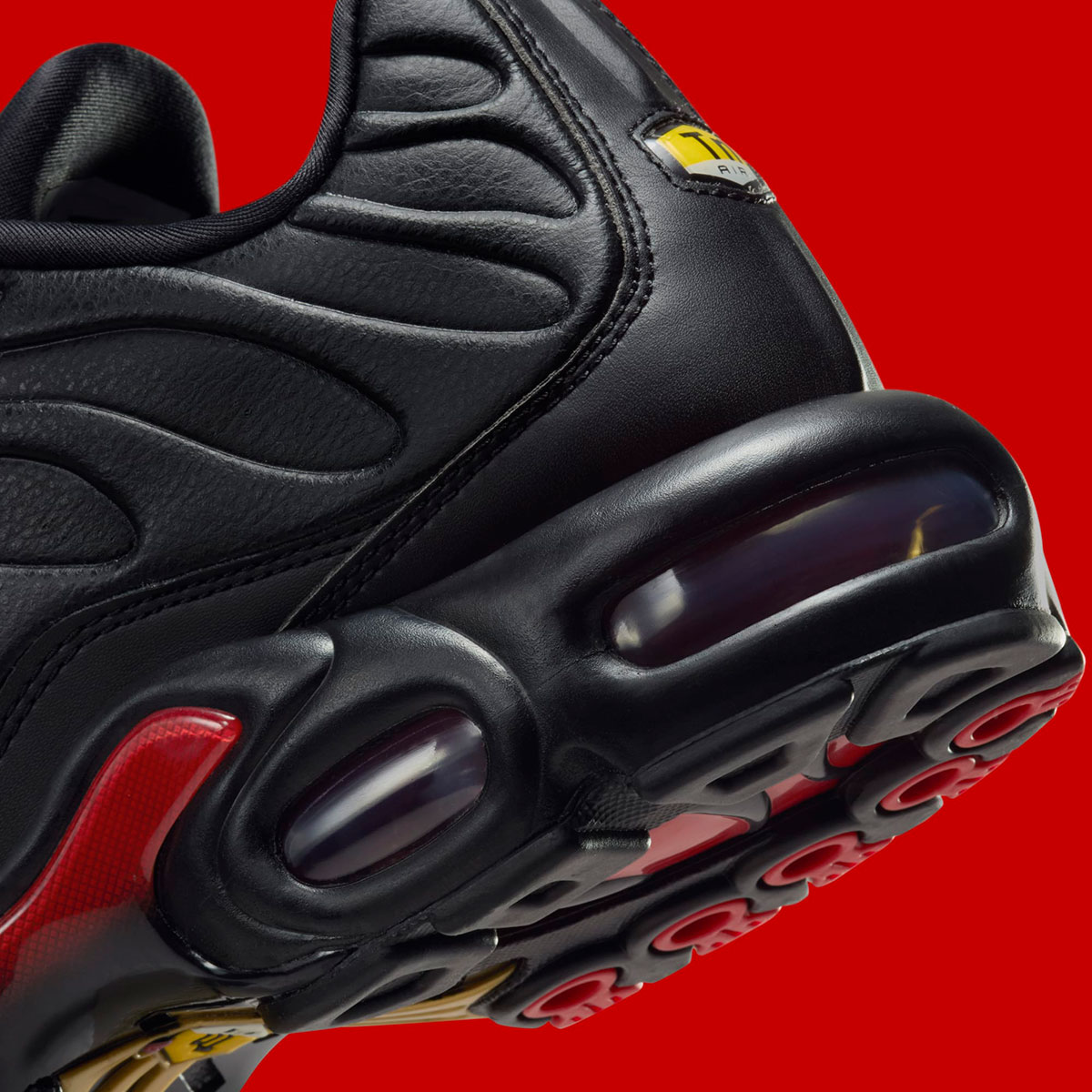 Nike air max plus university red/metallic gold/black best sale