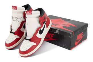 This Air Jordan 1 “Chicago” From 1985 Has The Clearest Michael Jordan Signature Ever