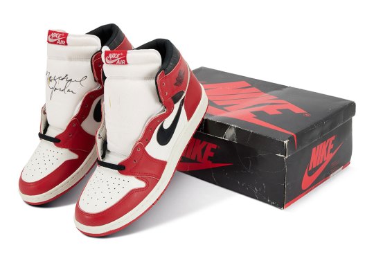 This Air Jordan 1 “Chicago” From 1985 Has The Clearest Michael Jordan Signature Ever