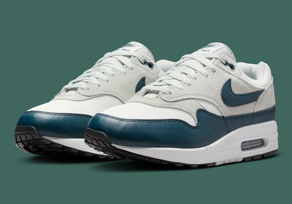 Nike Calls "Armory Navy" Onto The Air Max 1